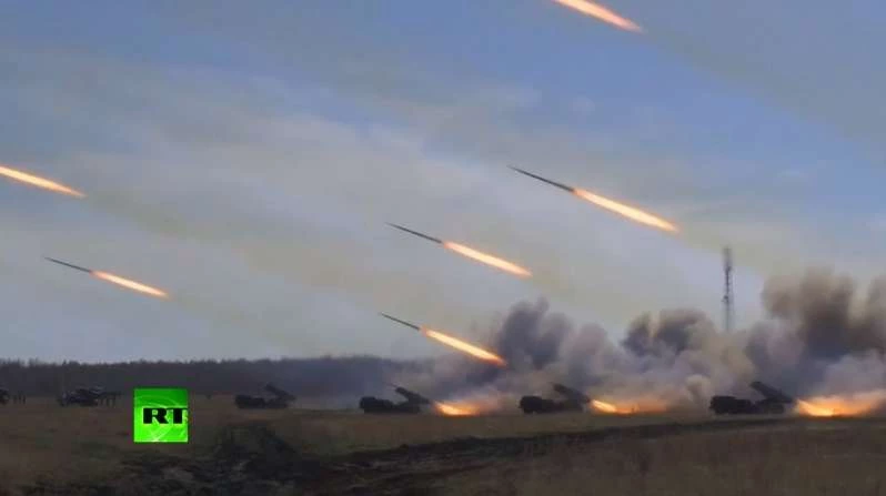 «Βροχή» από ρωσικούς πυραύλους (βίντεο)